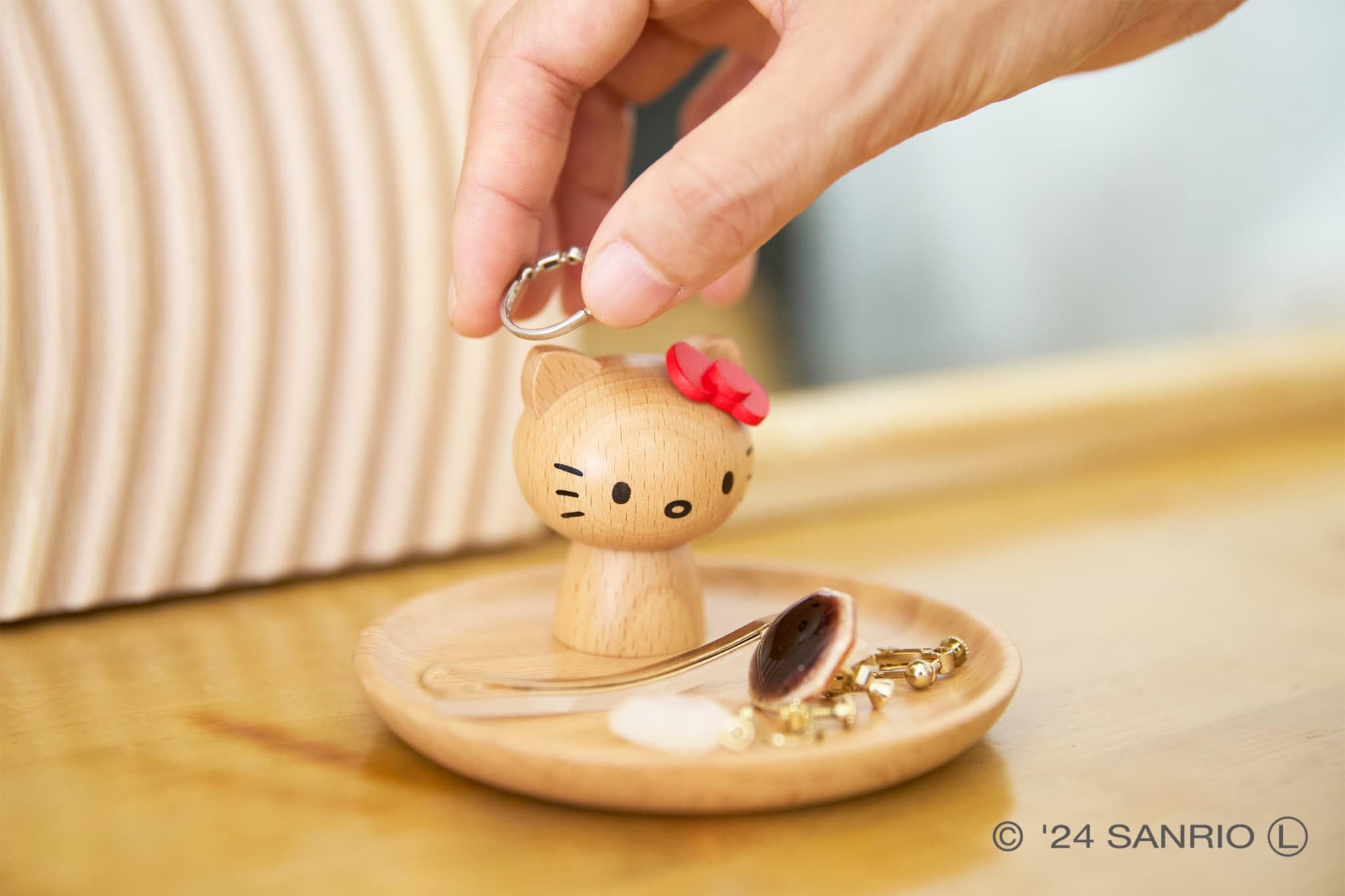 Amazon.co.jp: サンリオ ハローキティ アクセサリースタンド レッド